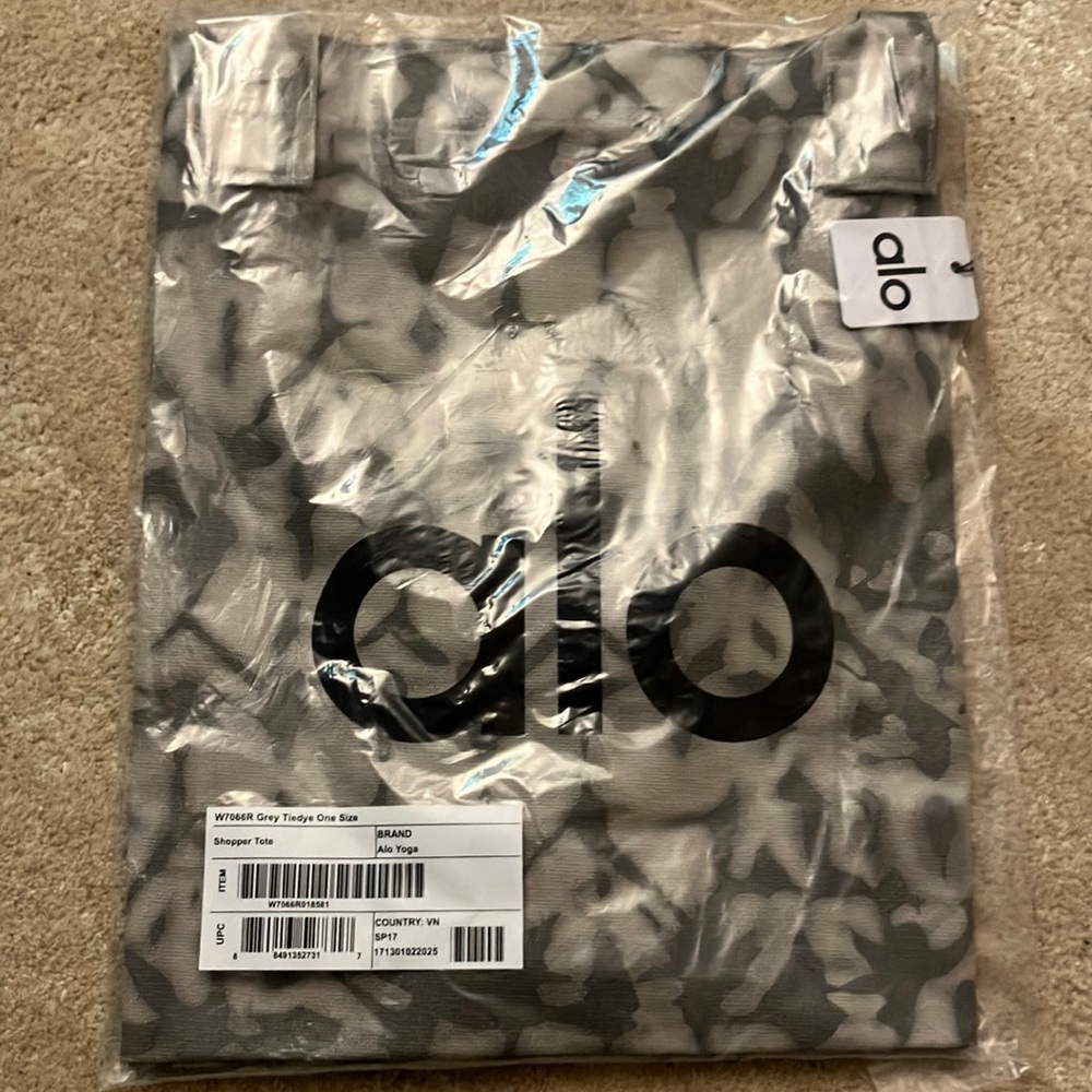 NWT Alo Yoga Iconic Large Tie Dye Tote